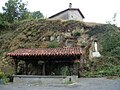 Un lavoir avec la statue du Cœur immaculé de Marie à droite