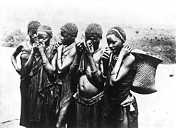 Femmes badondo à Mongoumba (1924).