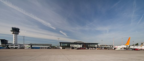 Tower und Empfangsgebäude von der Rollbahn aus