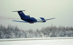 El gran avión Yakovlev Yak-40 en maniobra de despeque