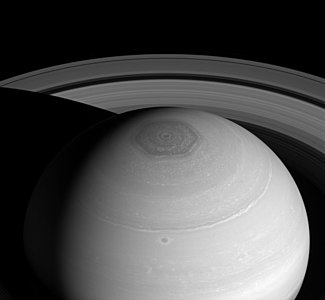 Fotografia de l'hexàgon polar de Saturn feta per la sonda espacial Cassini (2 d'abril de 2014)