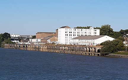 Quai Saint-Louis, hangar 13 en bord à quai