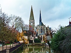 Le Loir à Vendôme. À l'arrière-plan, l'église de la Trinité.