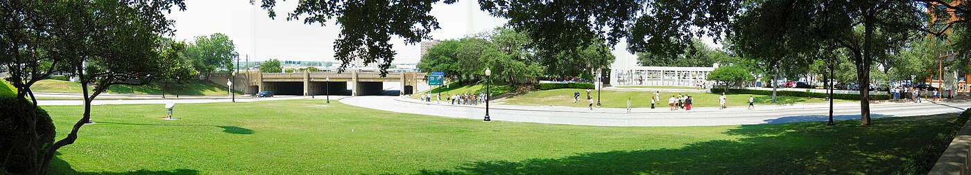 Ảnh toàn cảnh Dealey Plaza, Dallas, Texas, nơi John F. Kennedy bị ám sát ngày 22 tháng 11 năm 1963.