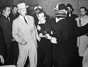 Ảnh chụp đúng lúc Jack Ruby bắn Oswald