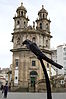 Escultura do loro Ravachol diante da capela da Virxe Peregrina.