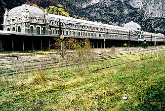 Le quai et les voies françaises de la gare de Canfranc en octobre 1993.