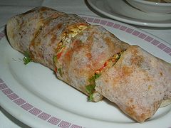 Popiah(薄餅, báobǐng, baobing) con verdure e arachidi sbriciolati come farcitura