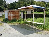 駅入口にあった出札所と思われる建物とベンチ（2009年9月）