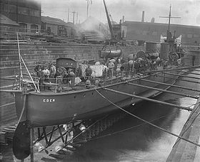 Heckansicht der Eden im Dock, mit drei Wellen und sechs Propellern