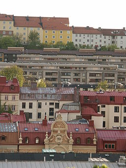 Utsikt över taken i Olivedal med Masthuggets landshövdingehus i bakgrunden. Närmast ligger Linnégatans ornamenterade hus, därefter Nordhemsgatans högre liggande hus följt av Vegastadens grå lamellhus.