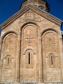 Photographie en couleur de la façade d'un monument religieux