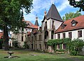 Deutsch: Die Südseite vom Schloss Hemmingen in Baden-Württemberg. Historischer Ortsrundgang Hemmingen Nr. 5. Infotafel am Haus sagt: 'Mitte 14. Jh. Steinbau der Herren von Hemmingen, 1392 urkundlich als 'Burg' erwähnt, zusammen mit der Kirche von Mauer und Graben umgeben. Um 1450 Übergang an die Herren von Nippenburg, seit 1649 Eigentum der Freiherren Varnbühler von und zu Hemmingen. Seit 1985 Sitz der Gemeindeverwaltung.' English: The south side of the castle in Hemmingen in the German Federal State Baden-Württemberg.