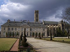 La cathédrale Saint-Étienne, le musée de l'Évêché et le jardin de l'Évêché.