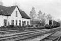 Station Stiens in 1974 met goederentrein.