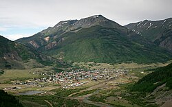 Pohled na Silverton z jihu, z U.S. Route 550