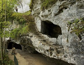 Grand escalier de 32 marches taillé dans la roche. Il mène à la cinquième terrasse .