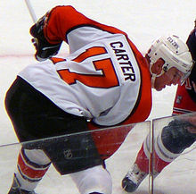 Photographie de Jeff Carter sans casque et avec le maillot orange des Flyers de Philadelphie