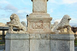 Detalle de la base del monumento al General Menacho