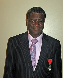 Denis Mukwege draagt de medaille van het Légion d'honneur