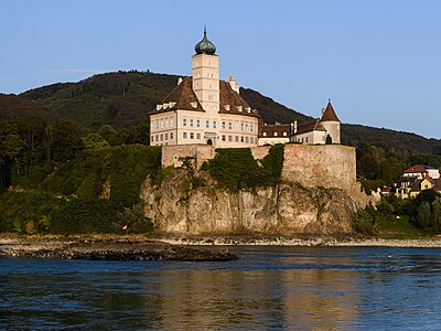 "Schloss_Schönbühel_20180919.jpg" by User:Uoaei1