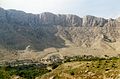 La grotte est difficile à voir depuis la vallée (en haut à gauche)