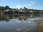 Vue du bourg et de la collégiale depuis la rive droite de la Vienne.