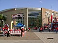 Entrada principal del Toyota Center abans d'un partit dels Rockets