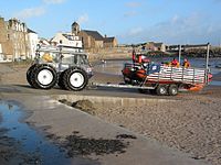 RNLI: E-class RIB-Boot mit Radschlepper für Wassereinsatz