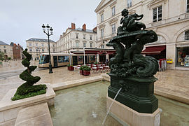 La fontaine de la place Sainte-Croix.