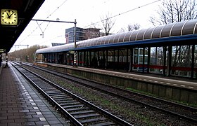 doubles voies de chemin de fer et quais dans une gare