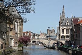 La Lys, le pont Saint-Michel, avec le donjon du château des comtes de Flandre en arrière plan.