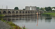 Brücke aus dem Jahr 1751 in Shannonbridge; im Hintergrund das alte Fort