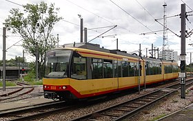 Stadtbahn-trajno sur linio S51 atingas la stacion Albtalbahnhof de Karlsruhe