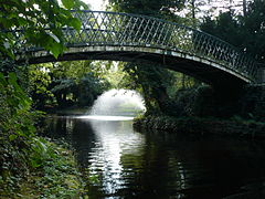 Teich mit Fontäne und Brücke