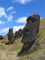 Moáis en la ladera del volcán Rano Raraku