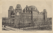 Photographie noir et blanc de l'immeuble d'une institution scolaire.