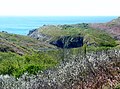 Falaises et lande à l'est du port de Bestrée.