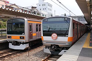 中央線快速の車両209系（左）とE233系（右） （2019年6月29日 西国分寺駅）