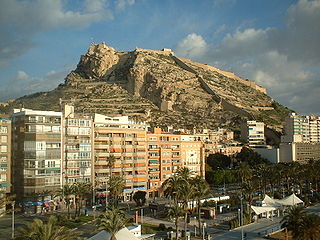 Català: Vista d'Alacant, amb la muntanya de Benacantil i el Castell de Santa Bàrbara al fons. English: View of Alicante with the mountain of Benacantil and the castle of Saint Barbera in the background. Español: Benacantil y Castillo de Santa Bárbara