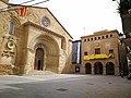 Plaza con la Iglesia de Santa María y el ayuntamiento de Agramunt. Lérida.