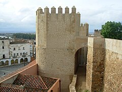 Torre Abarlongada desde el adarve de la muralla.