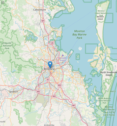 Mapa konturowa Brisbane, w centrum znajduje się punkt z opisem „BNE”