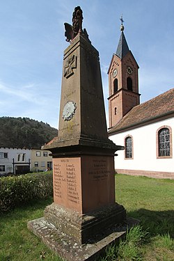 Denkmal für die Gefallenen des Deutsch-Französischen Kriegs, rechts die evangelische Kirche