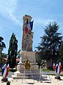 Le monument aux morts devant la mairie (juin 2012).