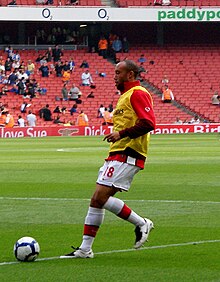 Photographie de Mikaël Silvestre jouant un ballon au pied.