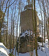 Burgfelsen und Schutzmauer von Norden gesehen