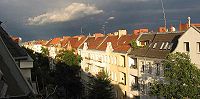 Endlose Häuserschluchten. Hier: Emser Straße kurz vor einem Sommergewitter