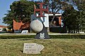 Monumento em frente ao museu.