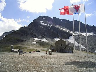 Blick auf die Passhöhe des Col de l’Iseran vom etwas höher gelegenen Parkplatz (Juni 2005), dahinter die Pointe des Lessières, 3041 m